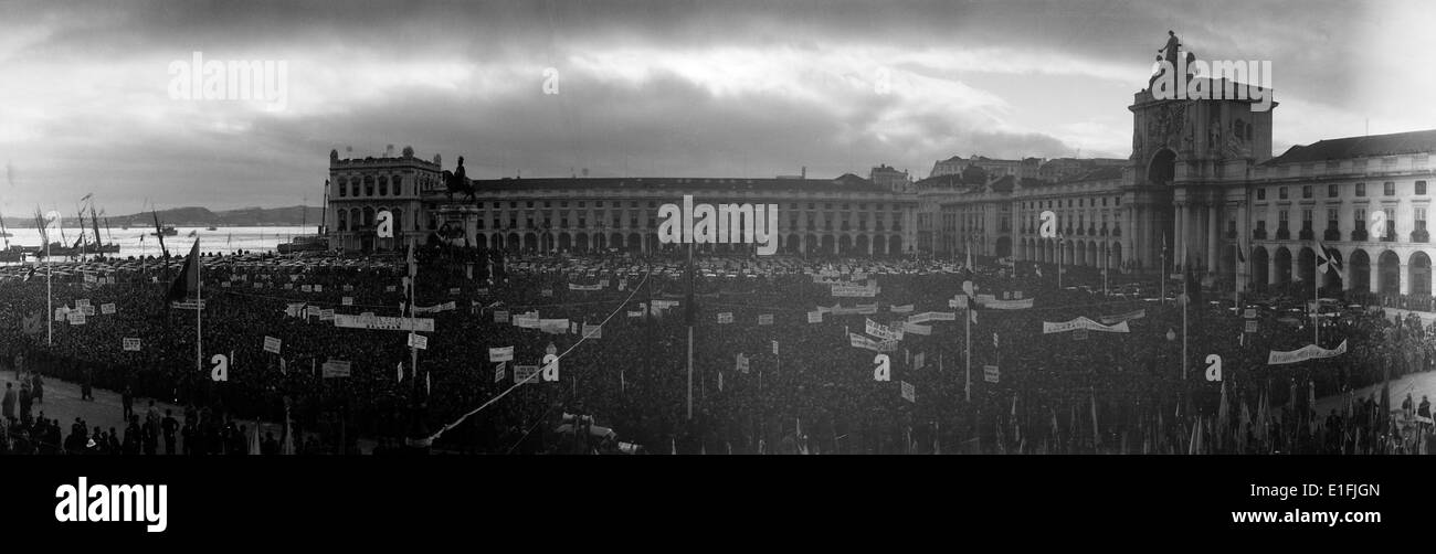 Ein Foto von Prac do Comércio (Terreiro do Pac), einem historischen Platz in Lissabon, Portugal, der seine weitläufige offene Fläche und die umliegende neoklassische Architektur zeigt. Stockfoto