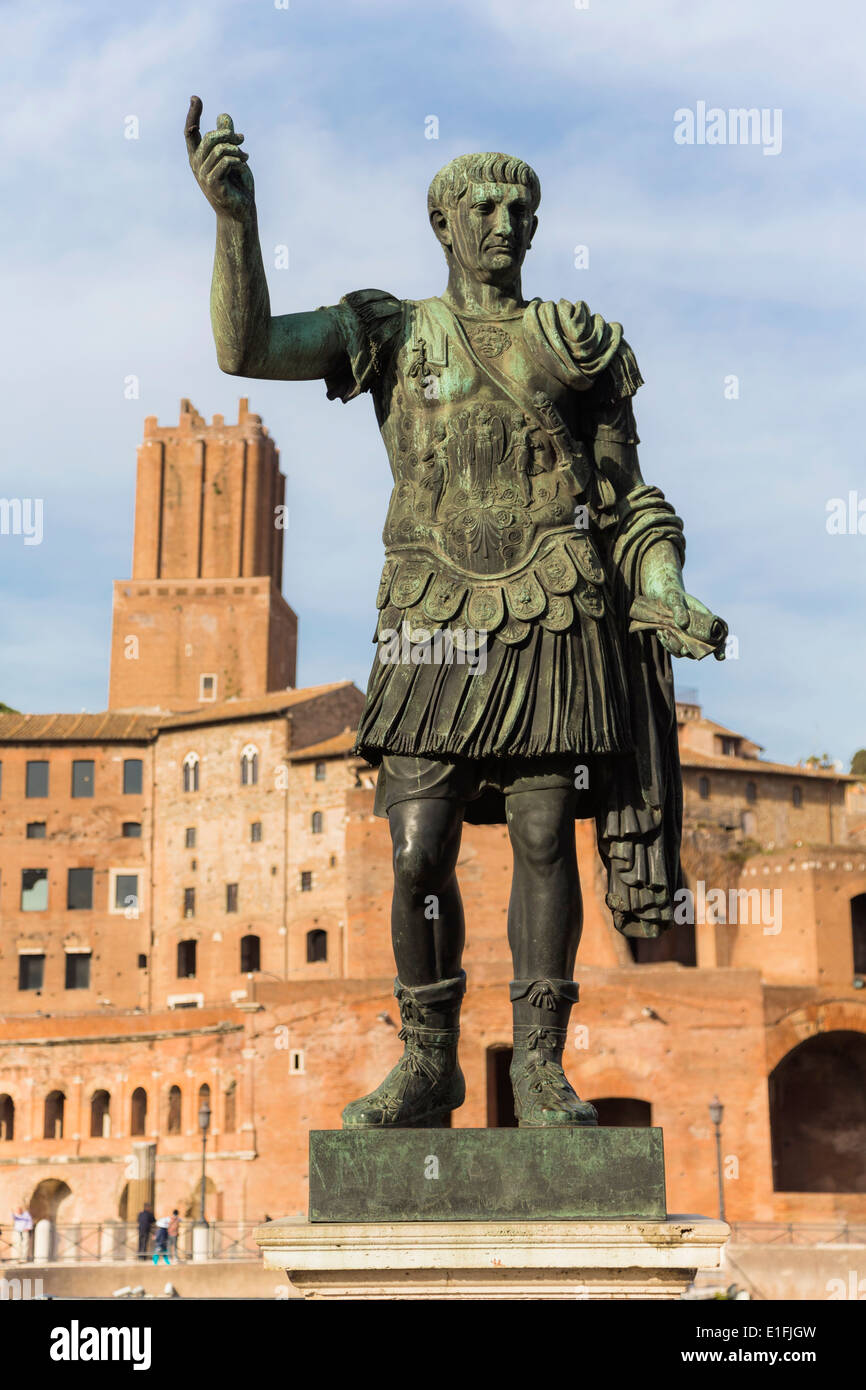 Rom, Italien. Statue des Kaisers Trajan mit Trajan Forum hinter. Stockfoto
