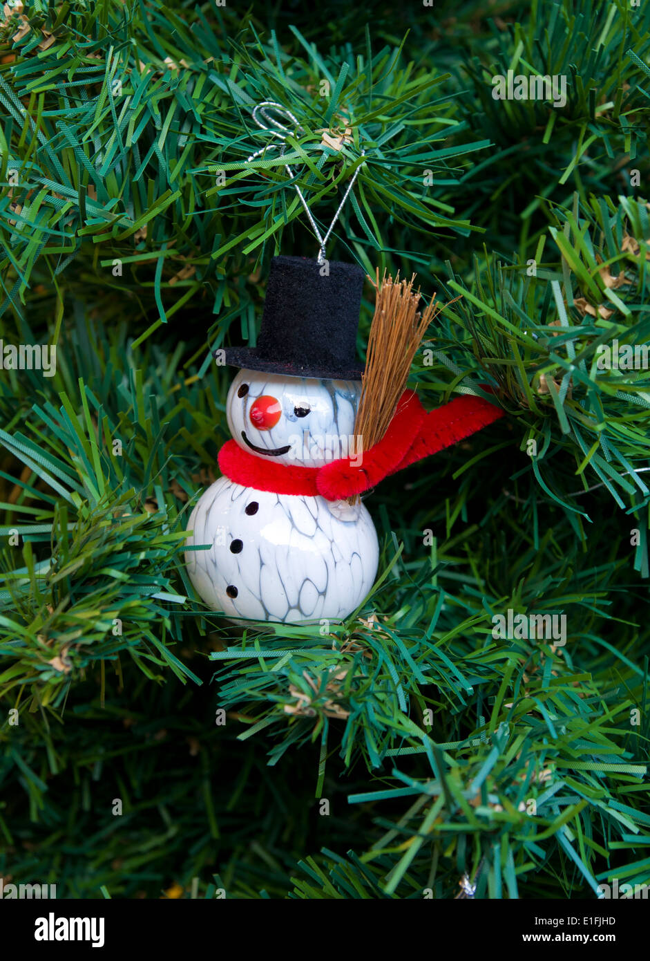 Schnee-Mann-Dekoration in einem Weihnachtsbaum Stockfoto