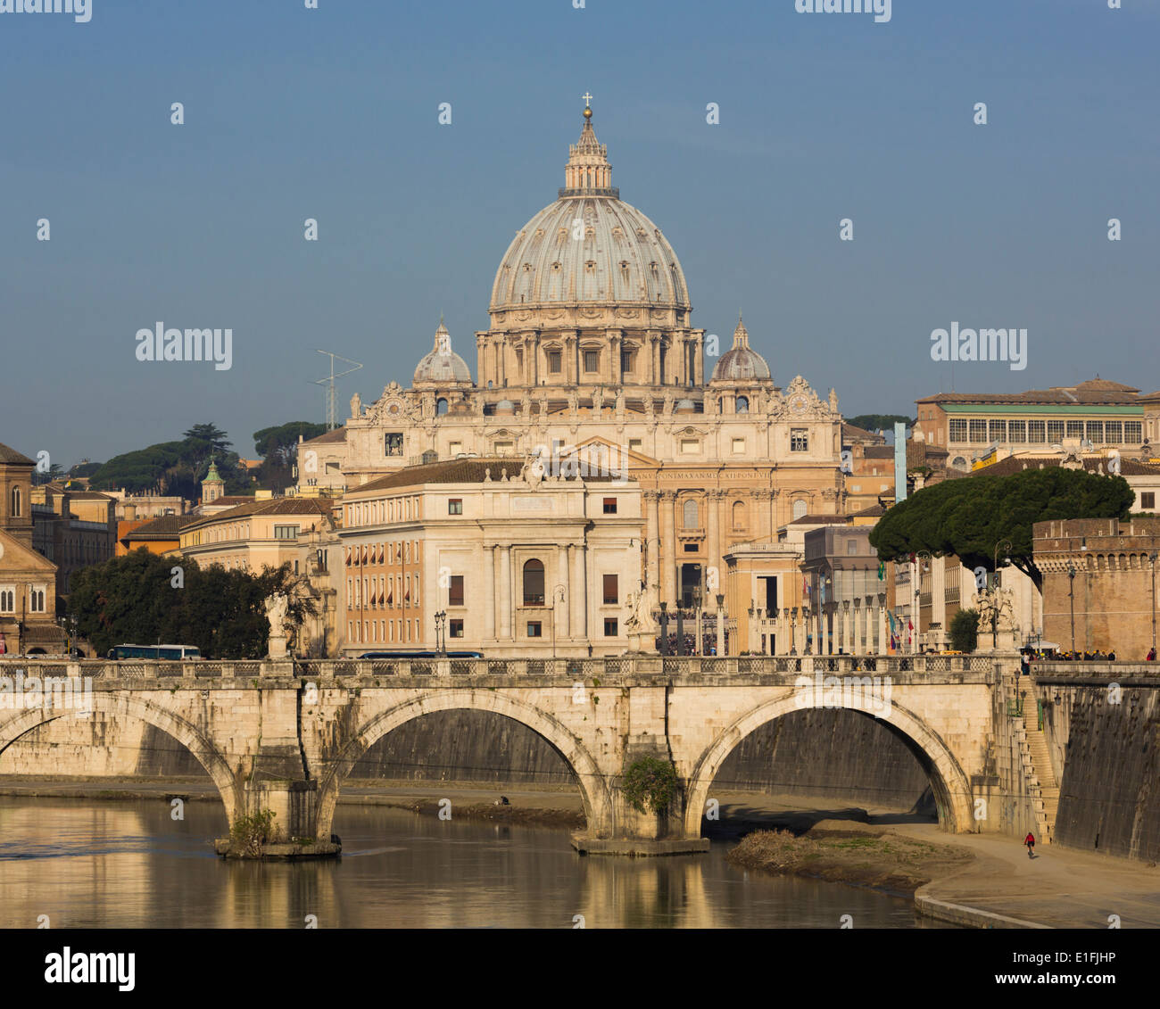 Rom, Italien. Str. Peters Basilica. Tiber und Sant'Angelo Brücke im Vordergrund. Stockfoto