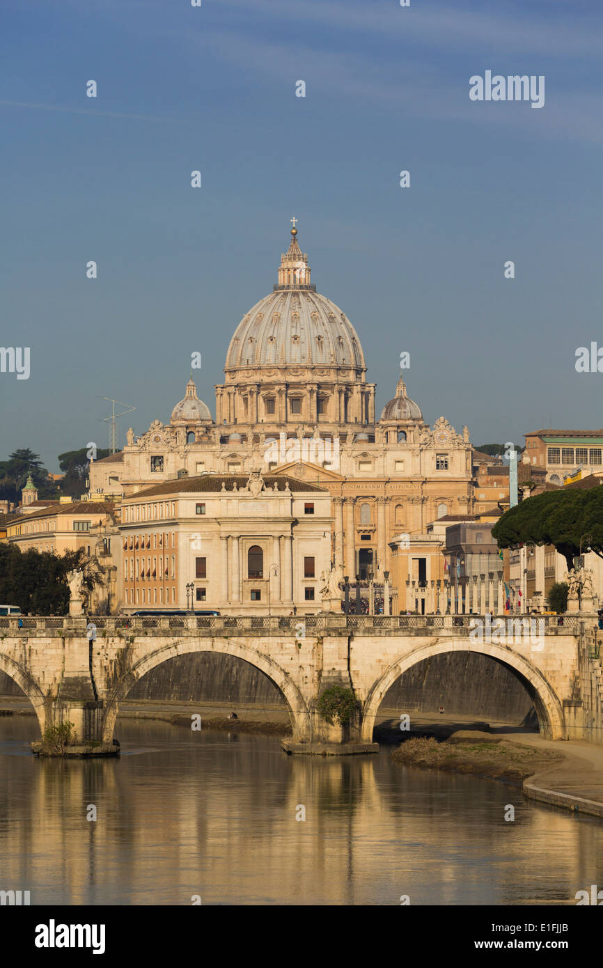 Rom, Italien. Str. Peters Basilica. Tiber und Sant'Angelo Brücke im Vordergrund. Stockfoto