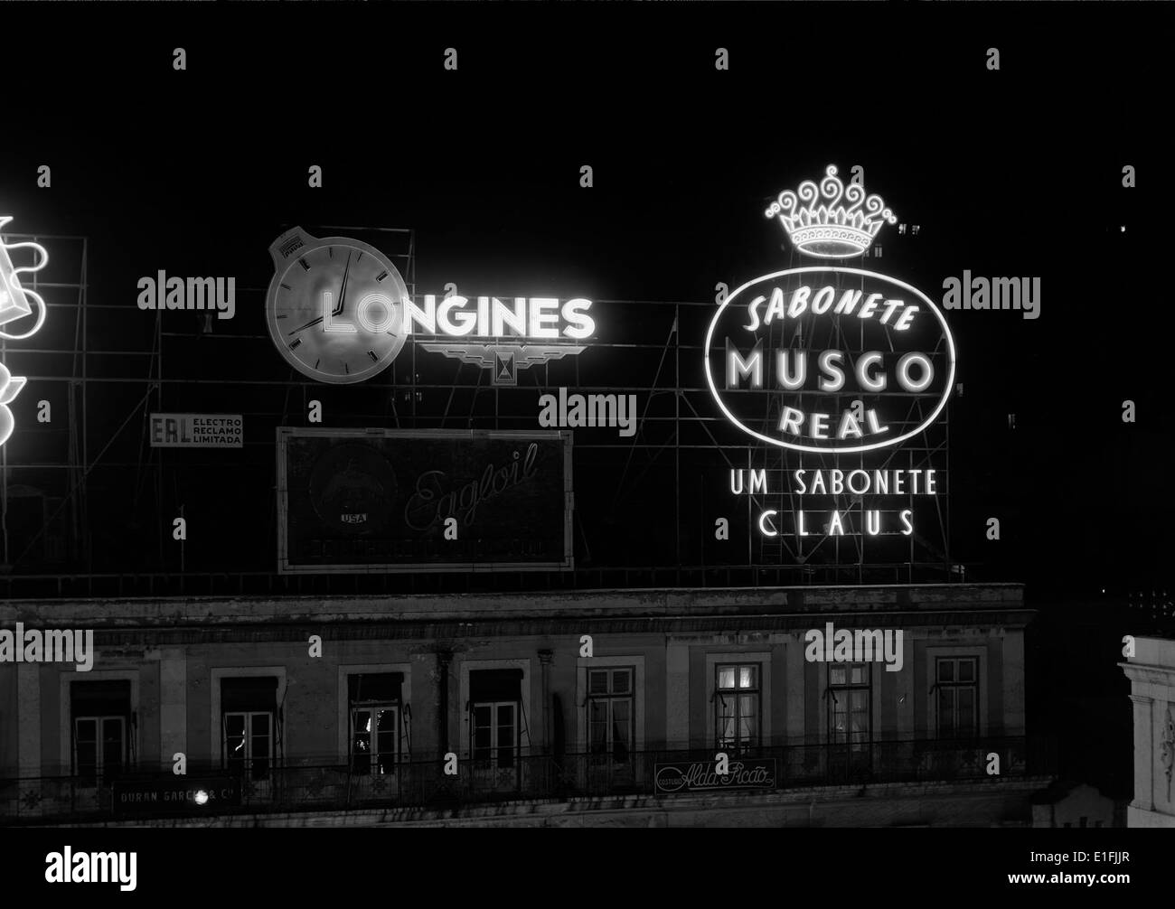 Reclame luminoso in Lissabon bezieht sich auf die Leuchtwerbung der Stadt. Diese hellen, auffälligen Schilder spielen eine Schlüsselrolle in der Stadtlandschaft und der Werbekultur von Lissabon und verbessern sowohl das kommerzielle als auch das ästhetische Umfeld. Stockfoto