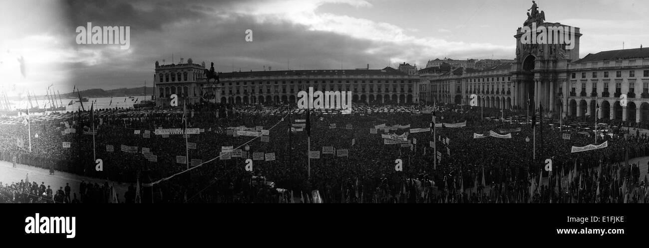 Prac do Comércio, auch bekannt als Terreiro do Pac, ist ein großer öffentlicher Platz in Lissabon, Portugal. Historisch ein königlicher Palast Hof, heute dient es als bedeutendes städtisches Zentrum und kulturelles Wahrzeichen. Der Platz ist bekannt für seine großartige Architektur und die malerische Aussicht auf den Tejo. Stockfoto