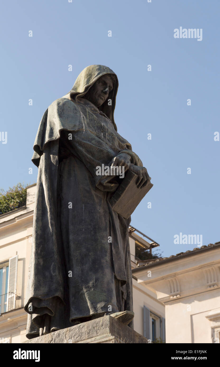 Rom, Italien. Statue von Giordano Bruno in Campo de Fiori, erstellt von Ettore Ferrari. Stockfoto