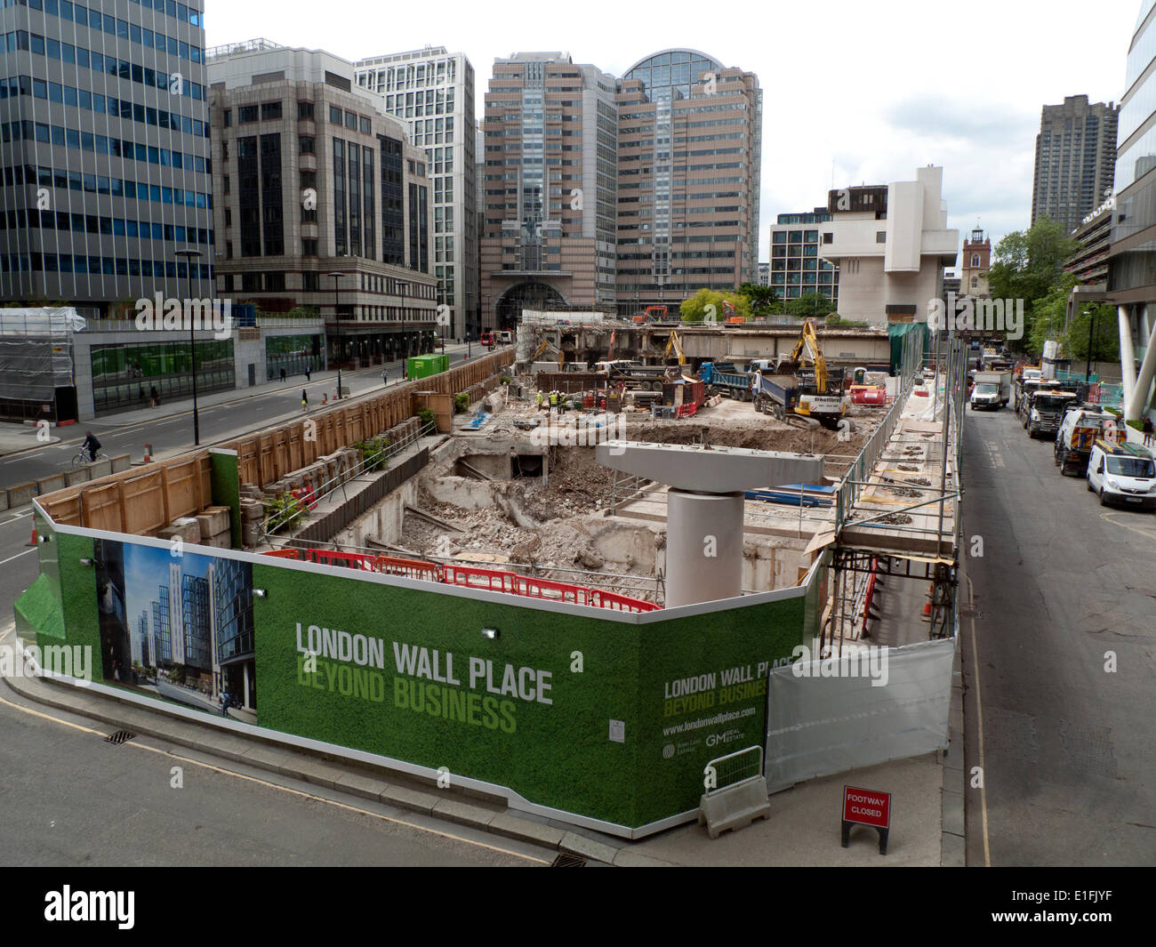 Ansicht von einem Londoner Wand Bau- und Werbetafeln. Zwei neue Bürogebäude und öffentliche Räume in der Nähe von moorgate Station inmitten sein, römische Stadtmauer und St Alphage Kirche Turm bleibt. Die Seite wurde von globalen Entwickler Brookfield Büroimmobilien und Oxford Eigenschaften erworben. Der Architekt ist. KATHY DEWITT Stockfoto