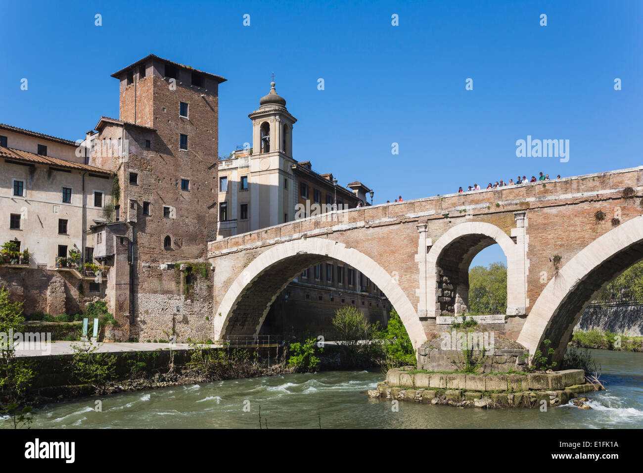 Rom, Italien. Isola Tiberina oder Tiber Insel mit der Ponte Fabricio im ersten Jahrhundert v. Chr. gebaut. Stockfoto