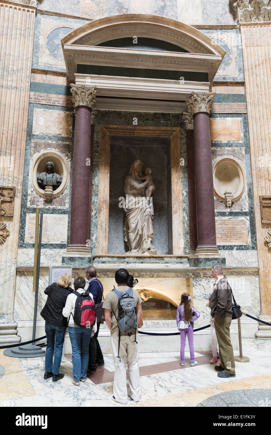 Rom, Italien. Das Pantheon. Innenraum. Das Grab des Künstlers Raphael Stockfoto