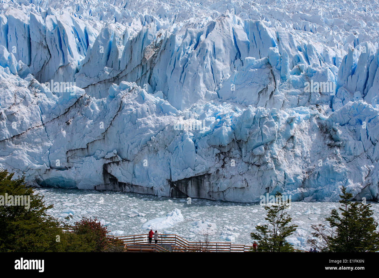 Touristen, die Betrachtung des Perito-Moreno-Gletschers. Nationalpark Los Glaciares. Patagonien. Argentinien Stockfoto