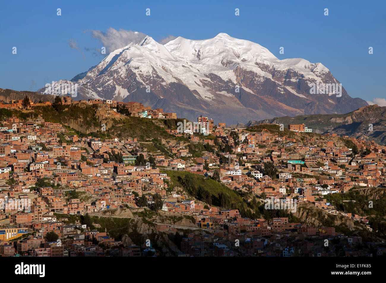 Mount Illimani (6462mts) und La Paz Vororte. Bolivien Stockfoto