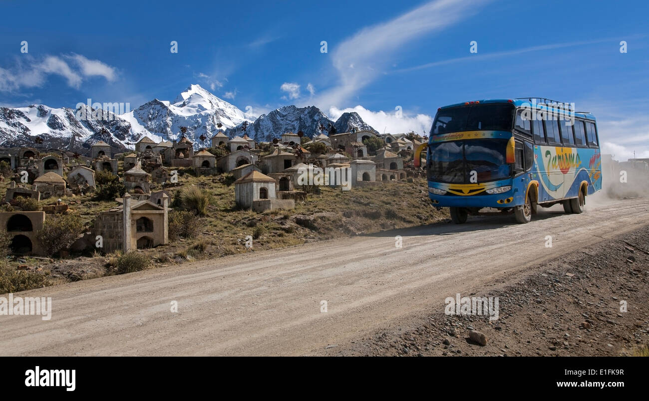 Milluni Miner´s Friedhof und Huayna Potosi Mountain (6088mts). In der Nähe von La Paz. Bolivien Stockfoto