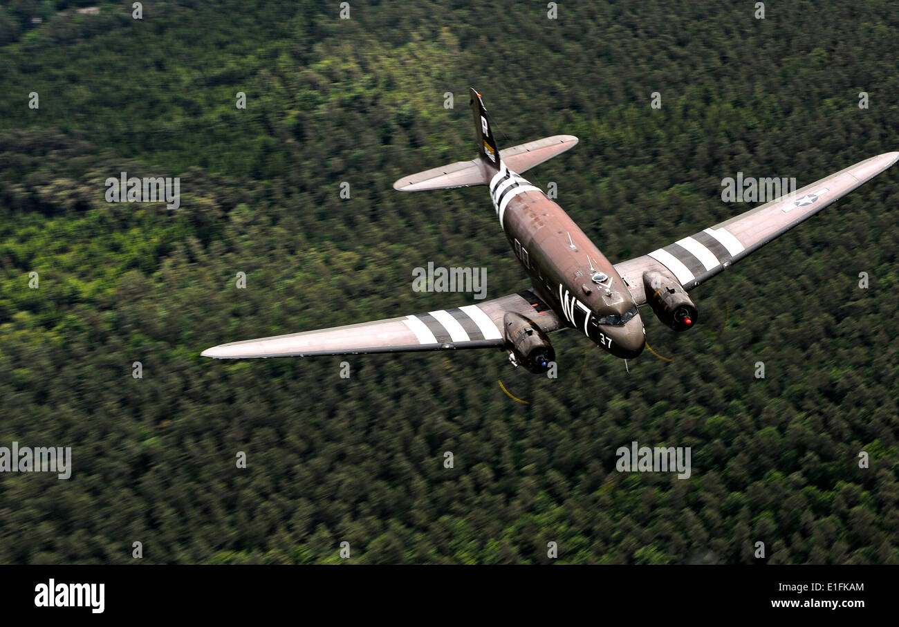 Historische Douglas C-47 Skytrain Transportflugzeug malte Royal Air Force Farben, fliegen über die deutsche Landschaft 30. Mai 2014 auf dem Weg nach Ramstein Airbase. Die c-47 beteiligt sich WWII Jubiläumsaktivitäten einschließlich den 70. Jahrestag des d-Day. Stockfoto
