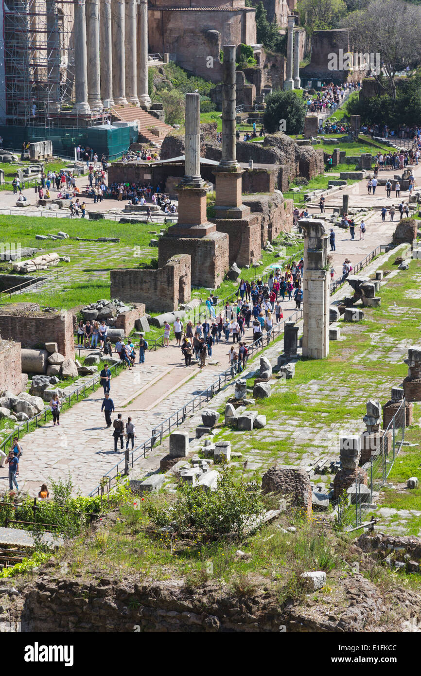 Rom, Italien. Besucher auf der Via Sacra auf dem Forum Romanum. Stockfoto
