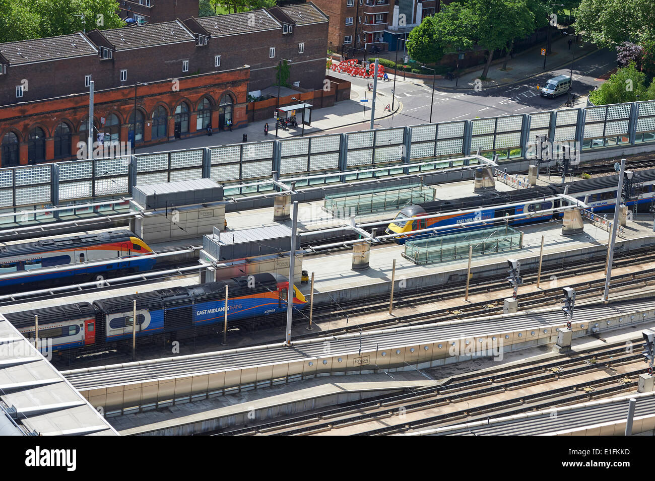 Eine allgemeine Übersicht über Ostmidlands Züge bei St Pancras Station, London, UK Stockfoto