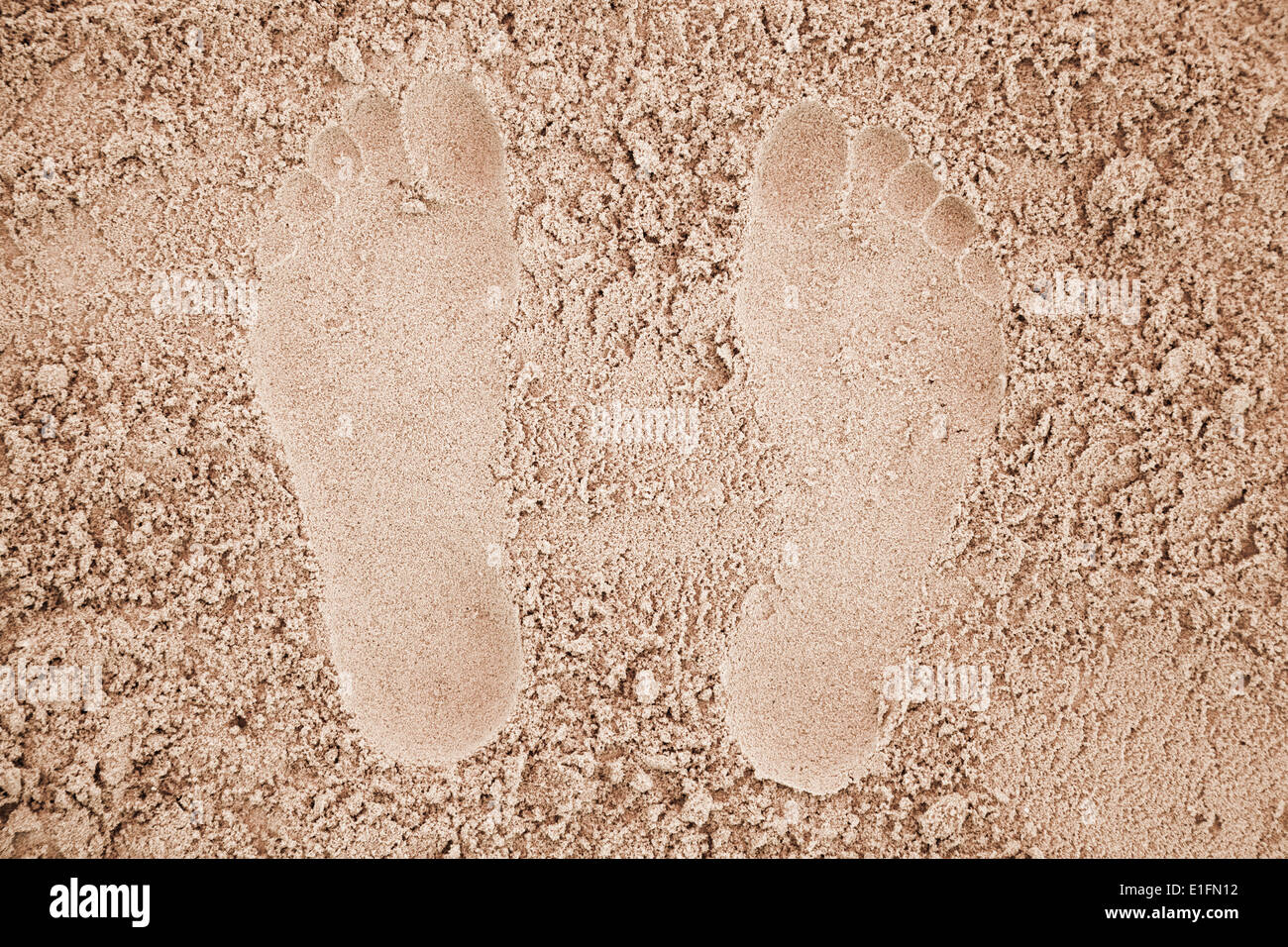 Mann Fußspuren im gelben Sand am Strand Stockfoto
