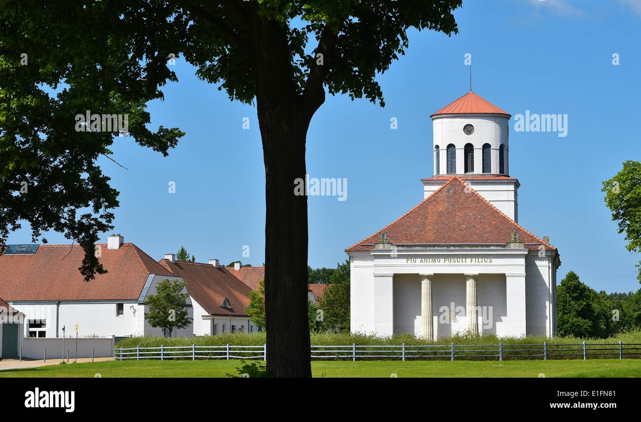 Blick auf die Schinkel-Kirche in der Nähe von Schloss Neuhardenberg in Neuherdenberg, 30. Mai 2014. Die neoklassizistische Pfarrkirche entstand zwischen 1814 und 1817 nach Plänen von Karl Friedrich Schinkel entworfen. 1997 wurde das Schloss Neuhardenberg durch die Einsparung Banken Verband Deutscher Sparkassen-Und Giroverband erworben und restauriert für 60 Millionen Euro. Preußischen Königs Friedrich Wilhelm III. hatte die Eigenschaft seine staatliche Kanzler Fürst Karl August von Hardenberg für seine Beiträge zur Reform des preußischen Staates im Jahre 1814 gegeben. Foto: Patrick Pleul/dpa Stockfoto