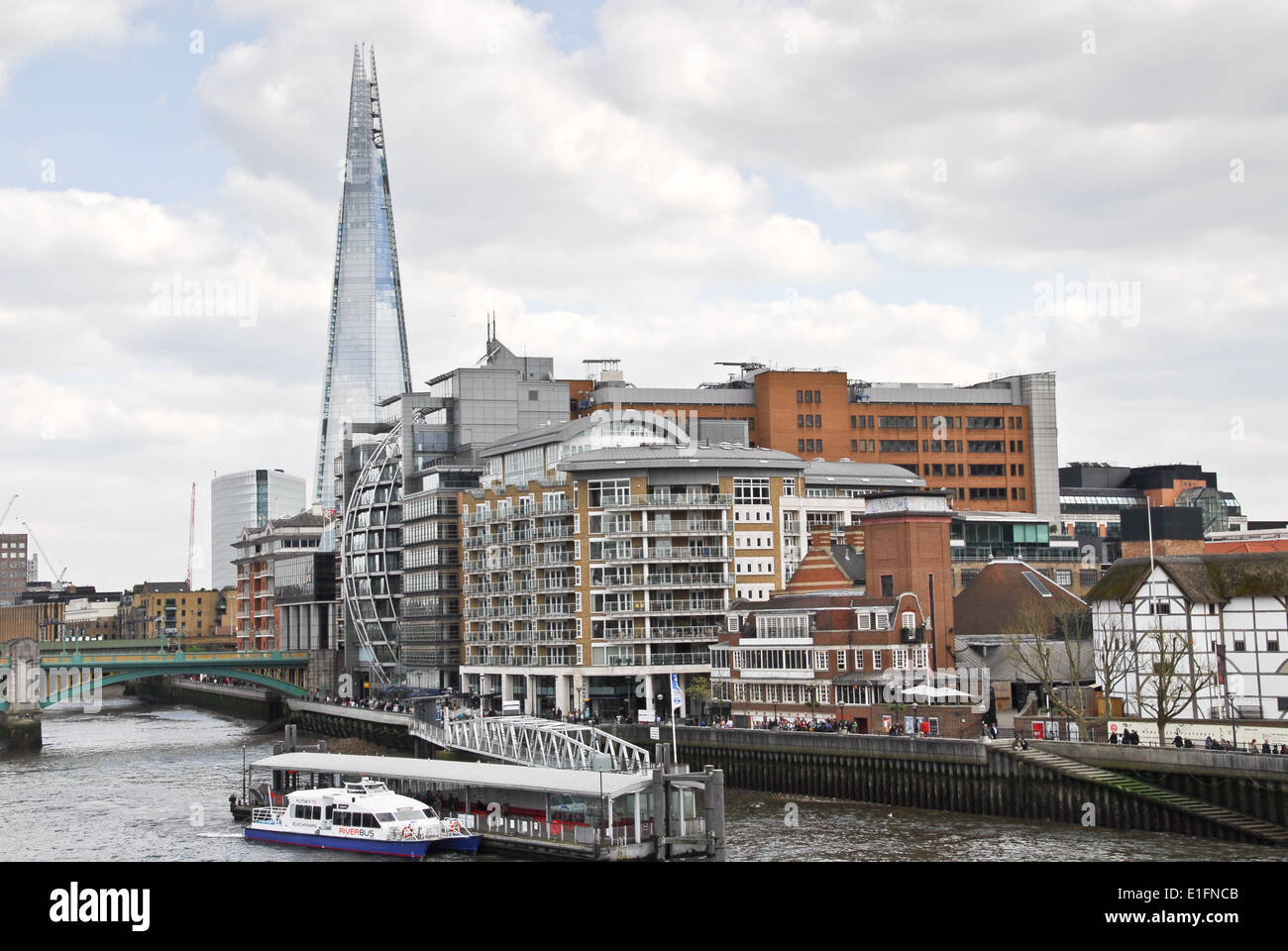 ein Blick vom Millennium Bridge in Richtung Bankside Pier und der Shard, der höchste Wolkenkratzer in London Stockfoto