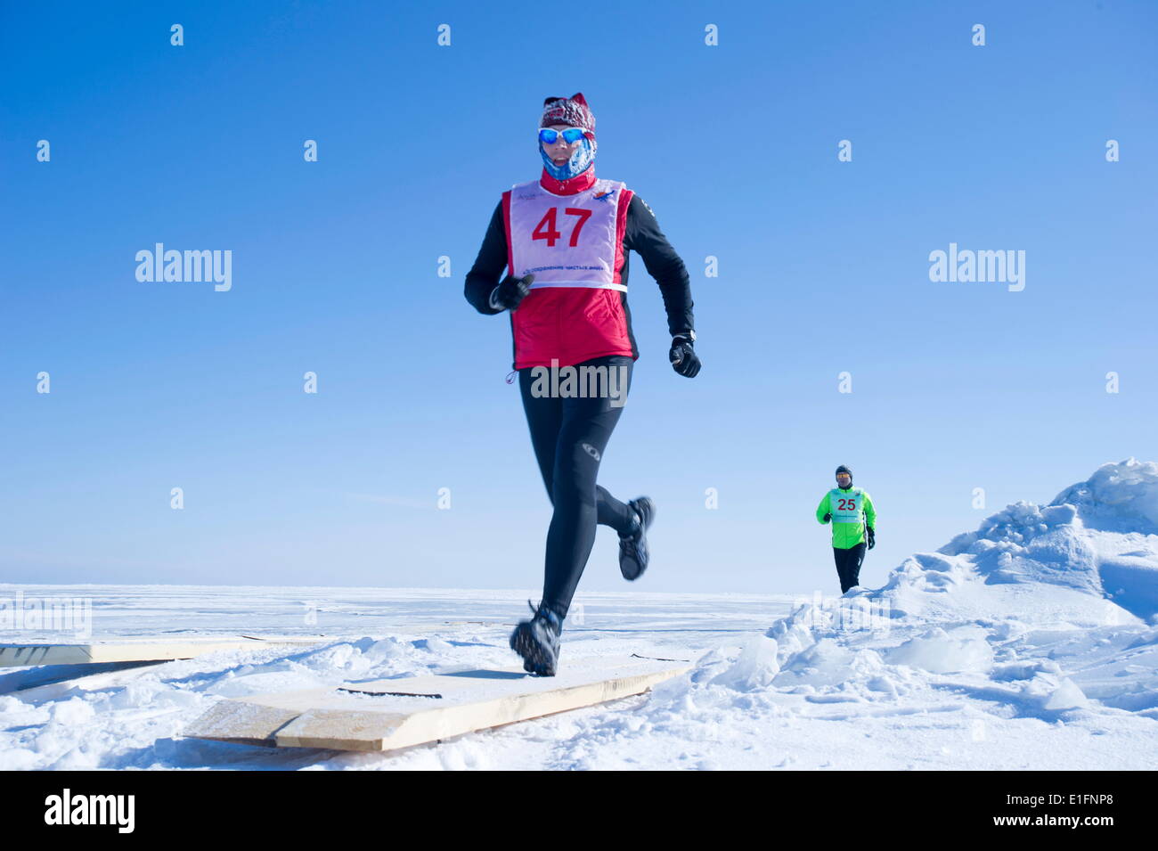Die 10. Baikal Ice Marathon-Läufer laufen auf der gefrorenen Oberfläche der größte See der Welt, Oblast Irkutsk, Sibirien, Russland Stockfoto