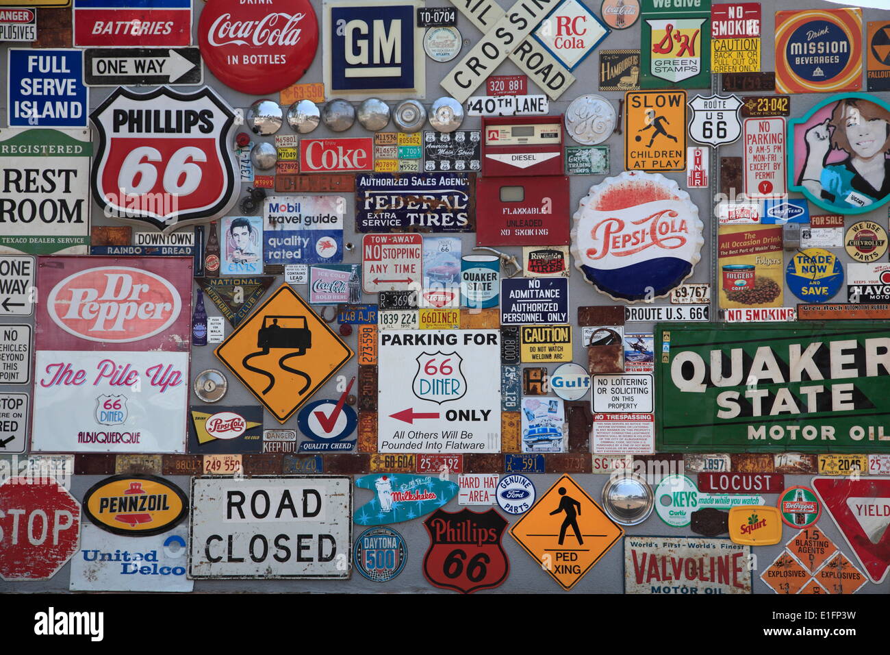 Retro-Verkehrszeichen, Americana, Route 66, Central Avenue, Albuquerque, New Mexico, Vereinigte Staaten von Amerika, Nordamerika Stockfoto