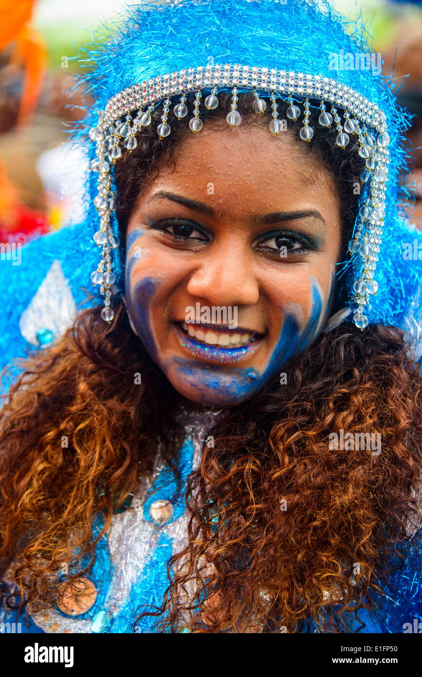 Bunt gekleidete Frau auf der Karneval in Santo Domingo, Dominikanische Republik, West Indies, Karibik, Mittelamerika Stockfoto
