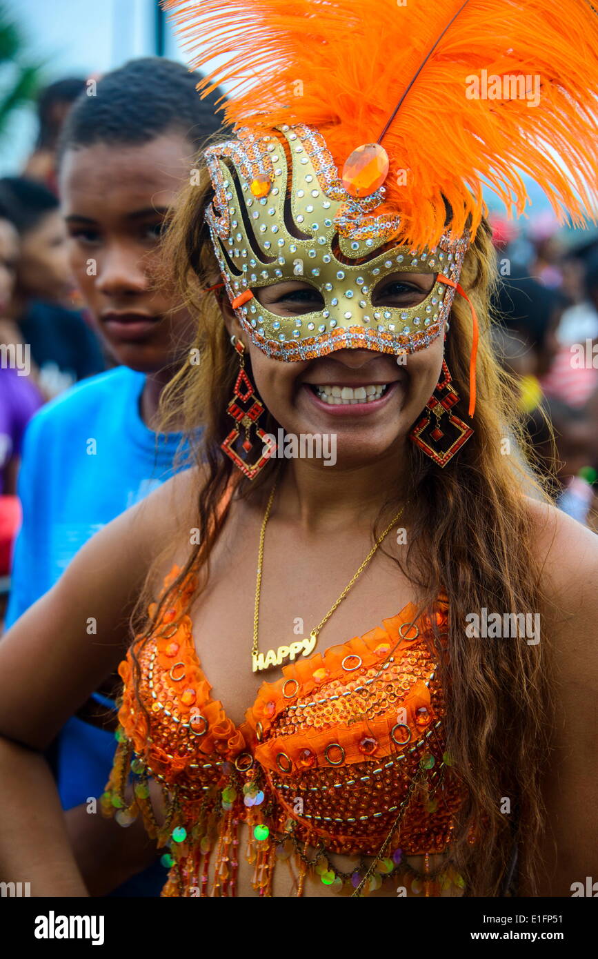 Bunt gekleidete Frau auf der Karneval in Santo Domingo, Dominikanische Republik, West Indies, Karibik, Mittelamerika Stockfoto