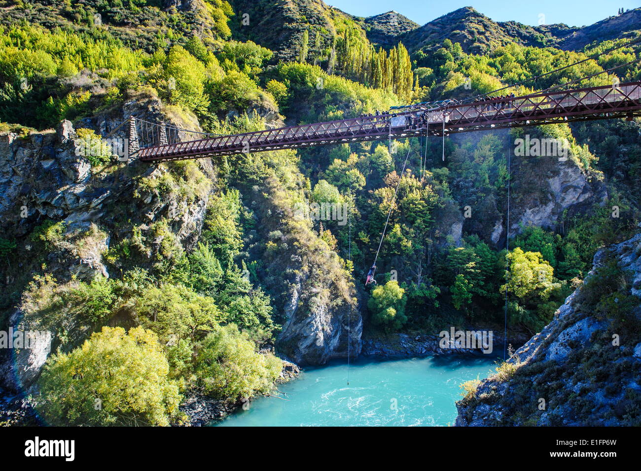 AJ Hackett Bungy jumping auf der Kawarau Bridge über dem Kawarau River
