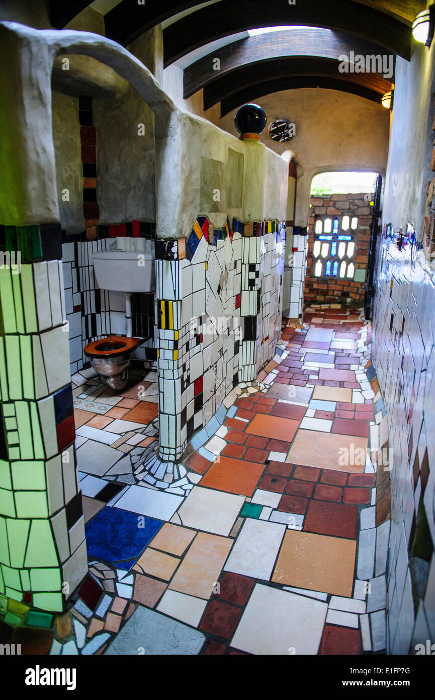 Hundertwasser-Toilette in Kawakawa, Northland, North Island, Neuseeland,  Pazifik Stockfotografie - Alamy