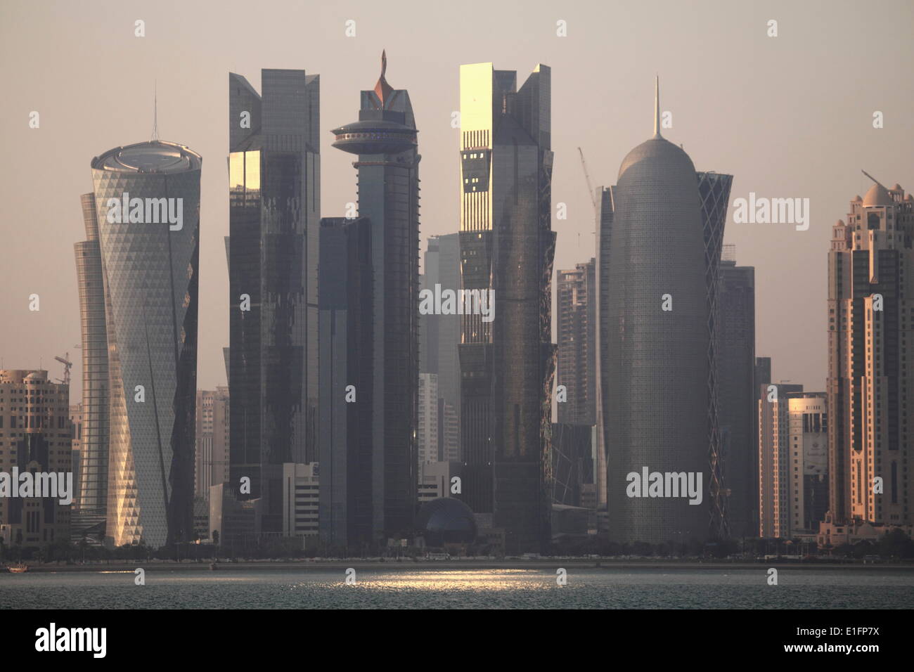 Moderne Wolkenkratzer im Finanzviertel von Doha, Qatar, Middle East West Bay Stockfoto Moderne Wolkenkratzer im Finanzviertel von Doha, Qatar, Middle East West Bay Stockfoto