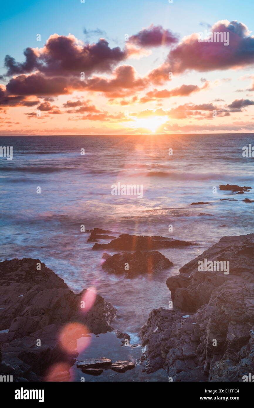 Felsküste bei Treyarnon Bay bei Sonnenuntergang, Cornwall, England, Vereinigtes Königreich, Europa Stockfoto