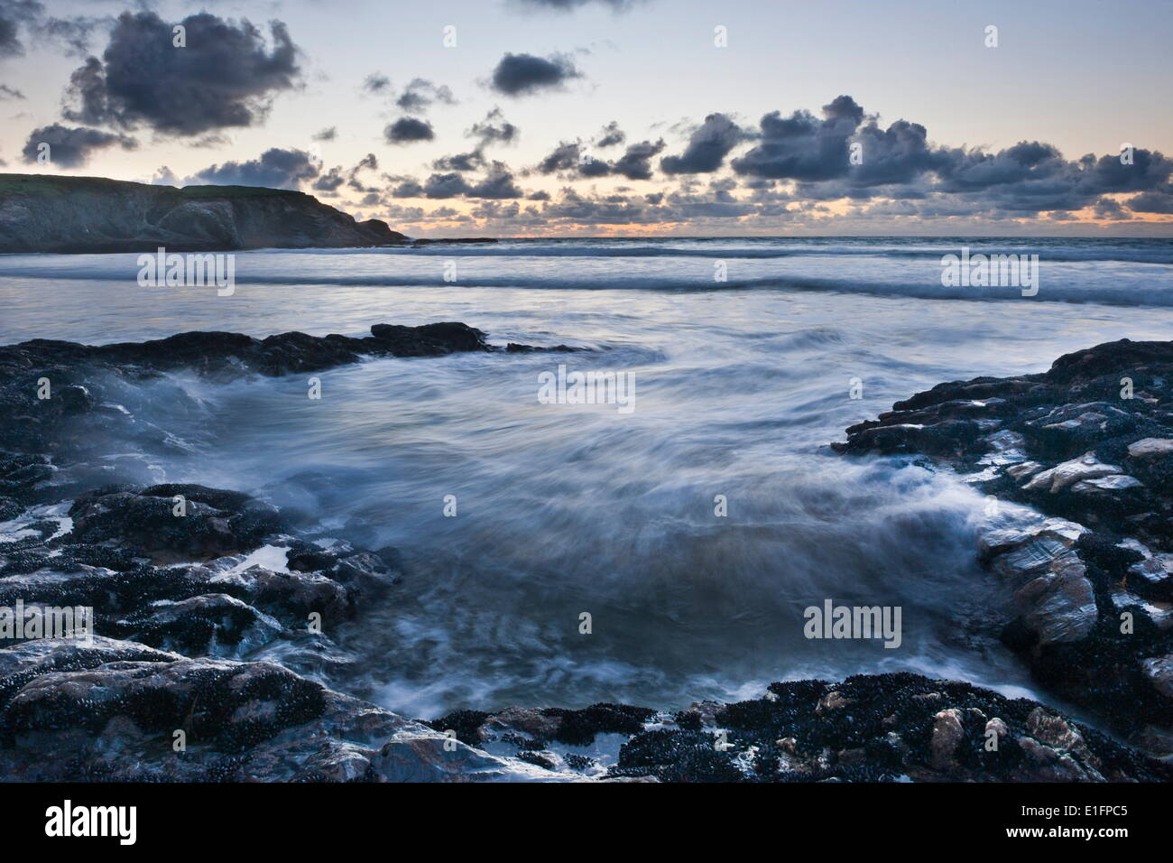 Felsküste bei Treyarnon Bay bei Sonnenuntergang, Cornwall, England, Vereinigtes Königreich, Europa Stockfoto