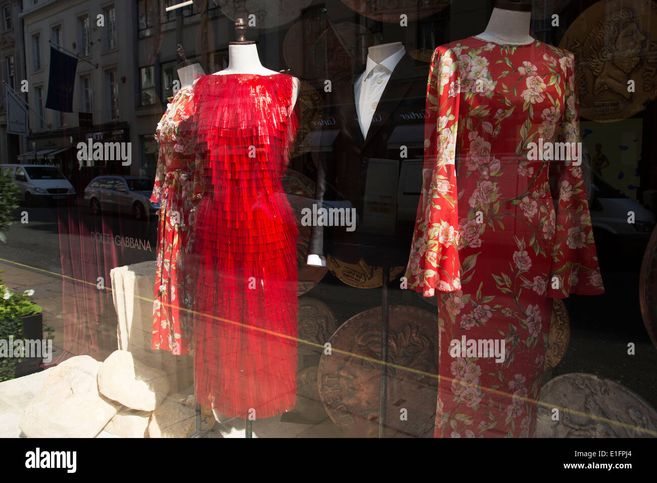 Rote Kleider zum Verkauf im Dolce und Gabbana Shop auf Bond Street, London, UK. Stockfoto