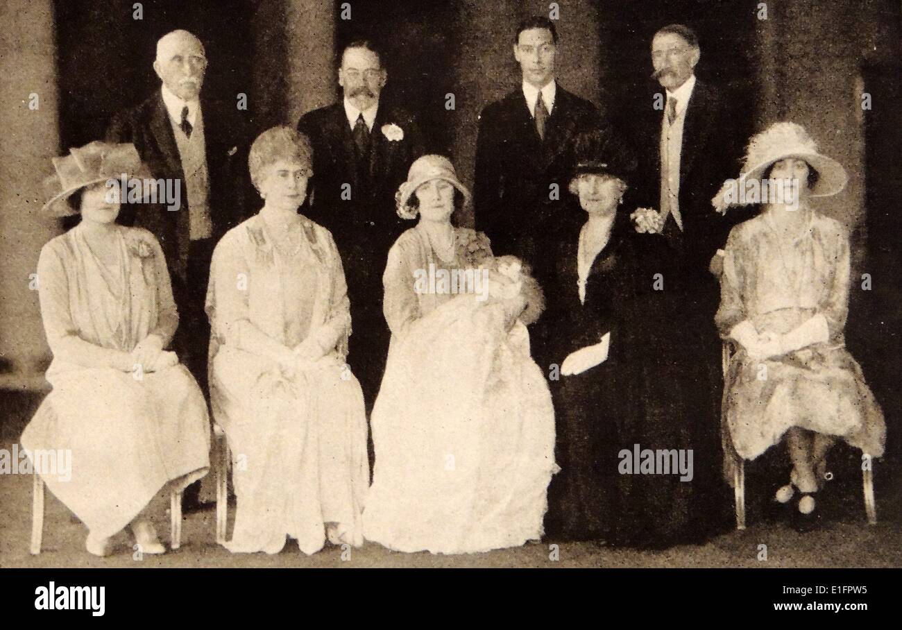 Foto während der Taufe von Prinzessin Elizabeth Alexander Maria (1926 - heute) übernommen. Hintere Reihe (von L nach R) Herzog von Connaught, SEINER MAJESTÄT, König Georg V., Herzog von York, Earl of Strathmore. Vordere Reihe (von L nach R) Lady Elphinstone, seiner Majestät, Königin Mary, Herzogin von York und Baby, Gräfin von Strathmore, Prinzessin Maria, und Viscountess Lascelles. Vom 1926 Stockfoto