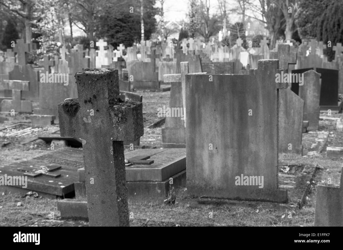 Friedhof mit alte und verwitterte Grabsteine Stockfoto