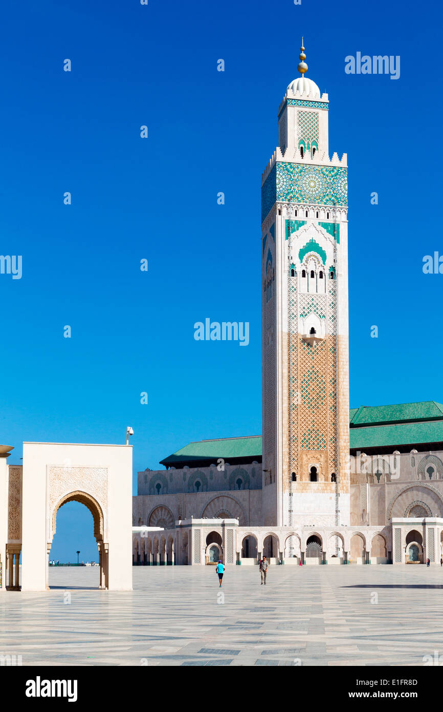 Blick auf das atemberaubende Minarett an der großen Moschee Hassan II in Casablanca, Marokko. Stockfoto