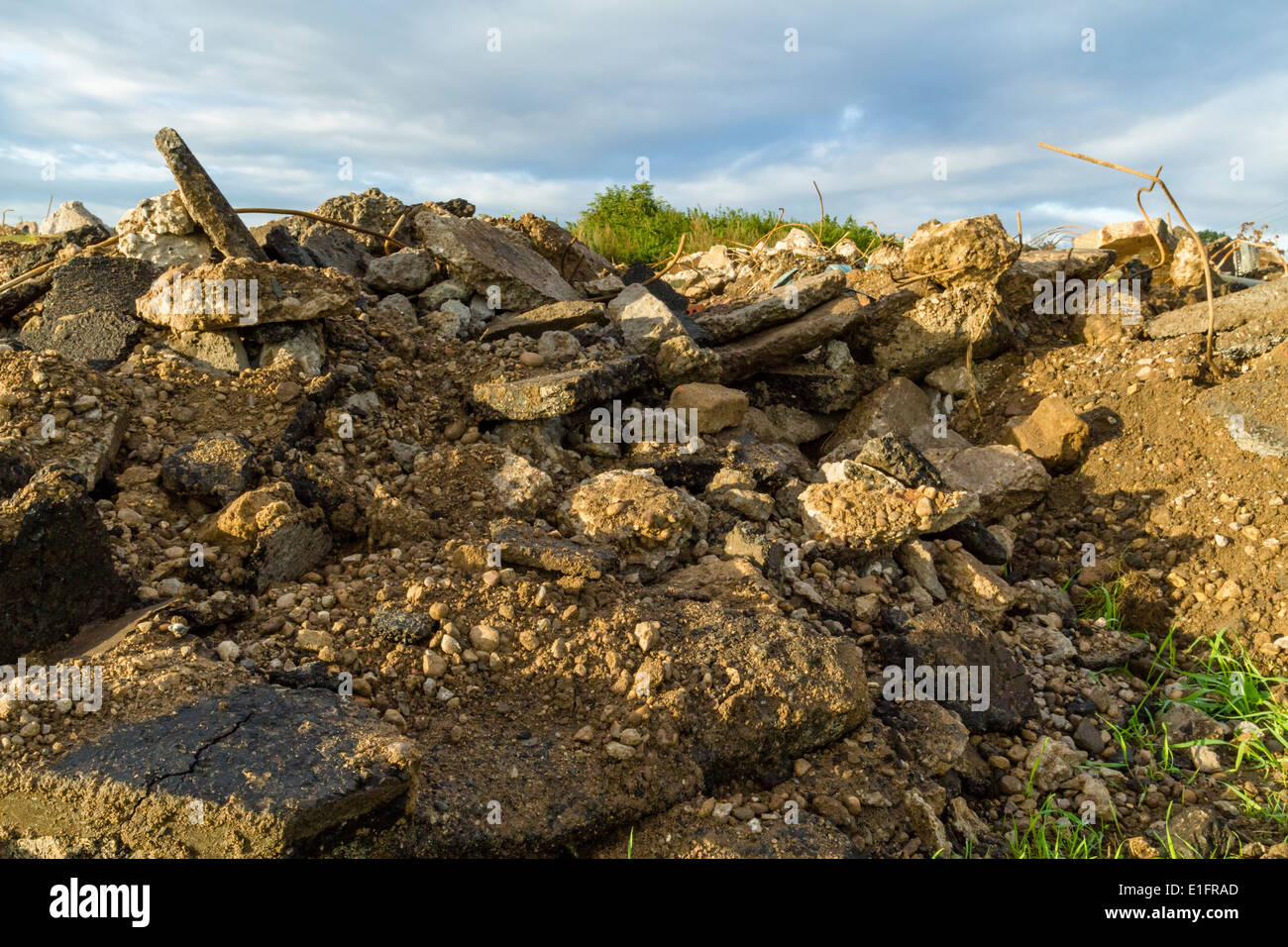 Abfall der Builder. Betonschutt, England, Großbritannien Stockfoto
