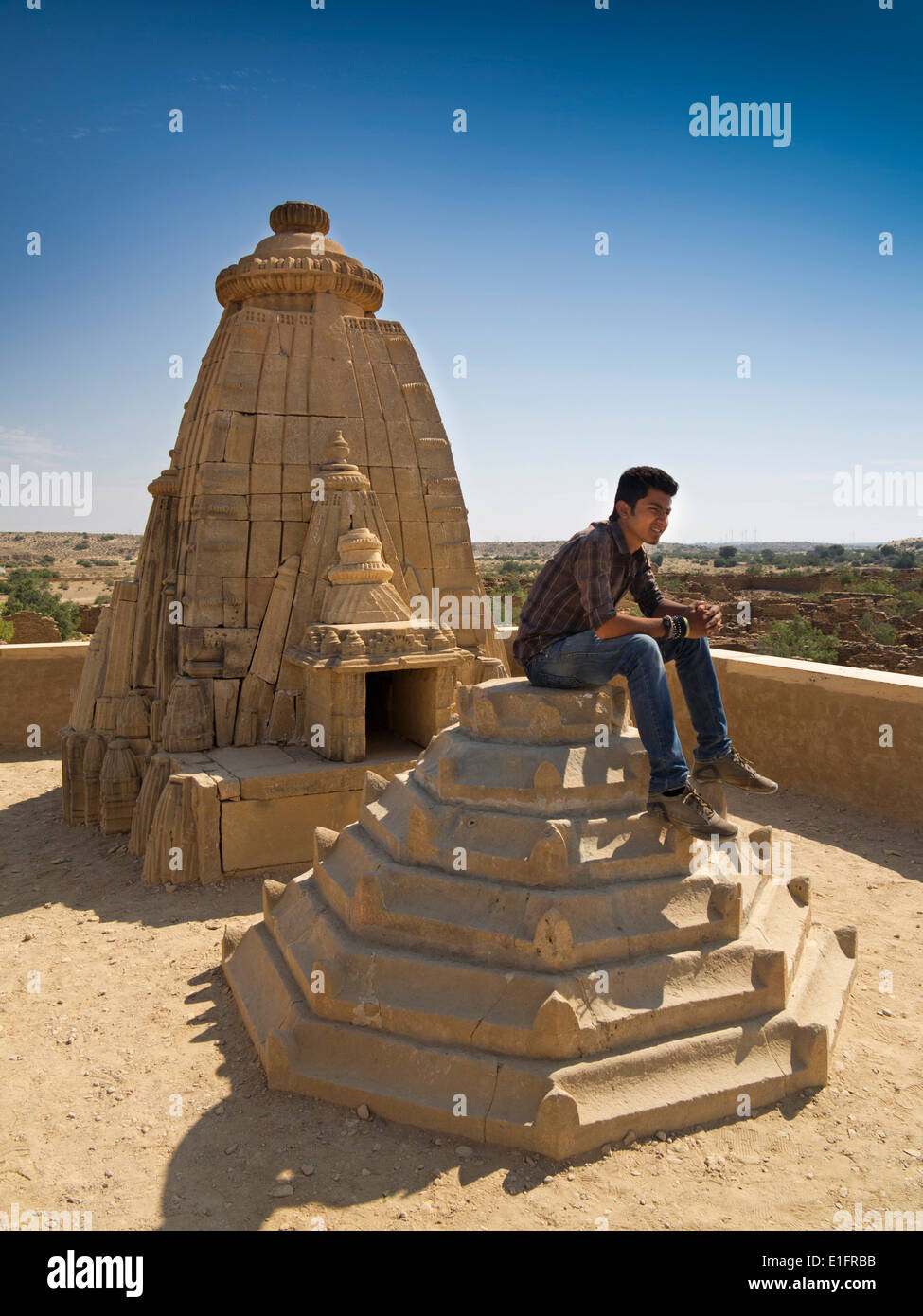 Kuldhara, Jaisalmer, Rajasthan, Indien verlassen Dorf in der Wüste Thar, indische Touristen saßen auf Tempel-Dach Stockfoto