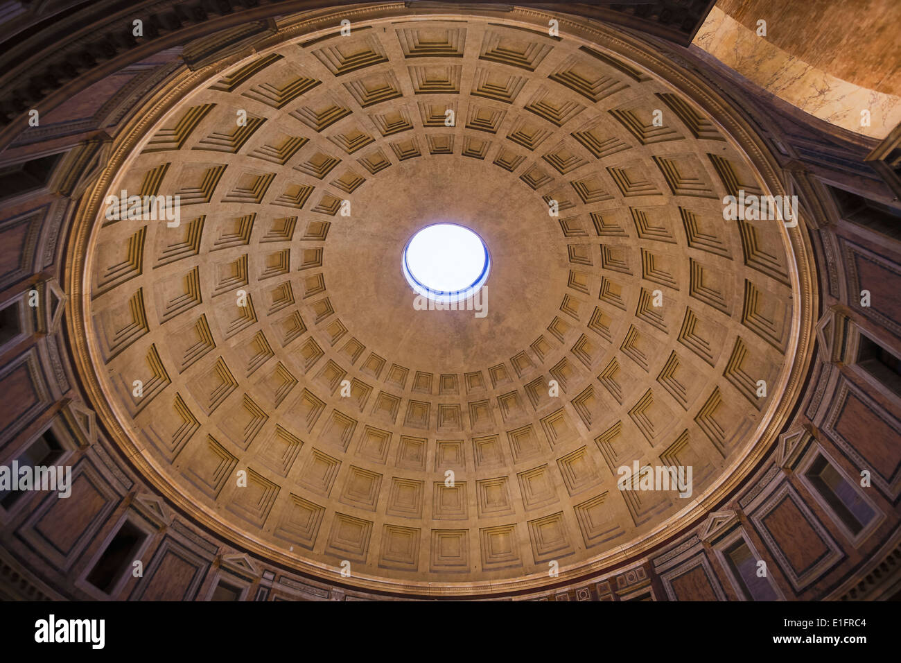 Rom, Italien. Die Kuppel des Pantheon. Innenraum. Die konkrete Kuppel stammt aus dem zweiten Jahrhundert n. Chr.. Stockfoto