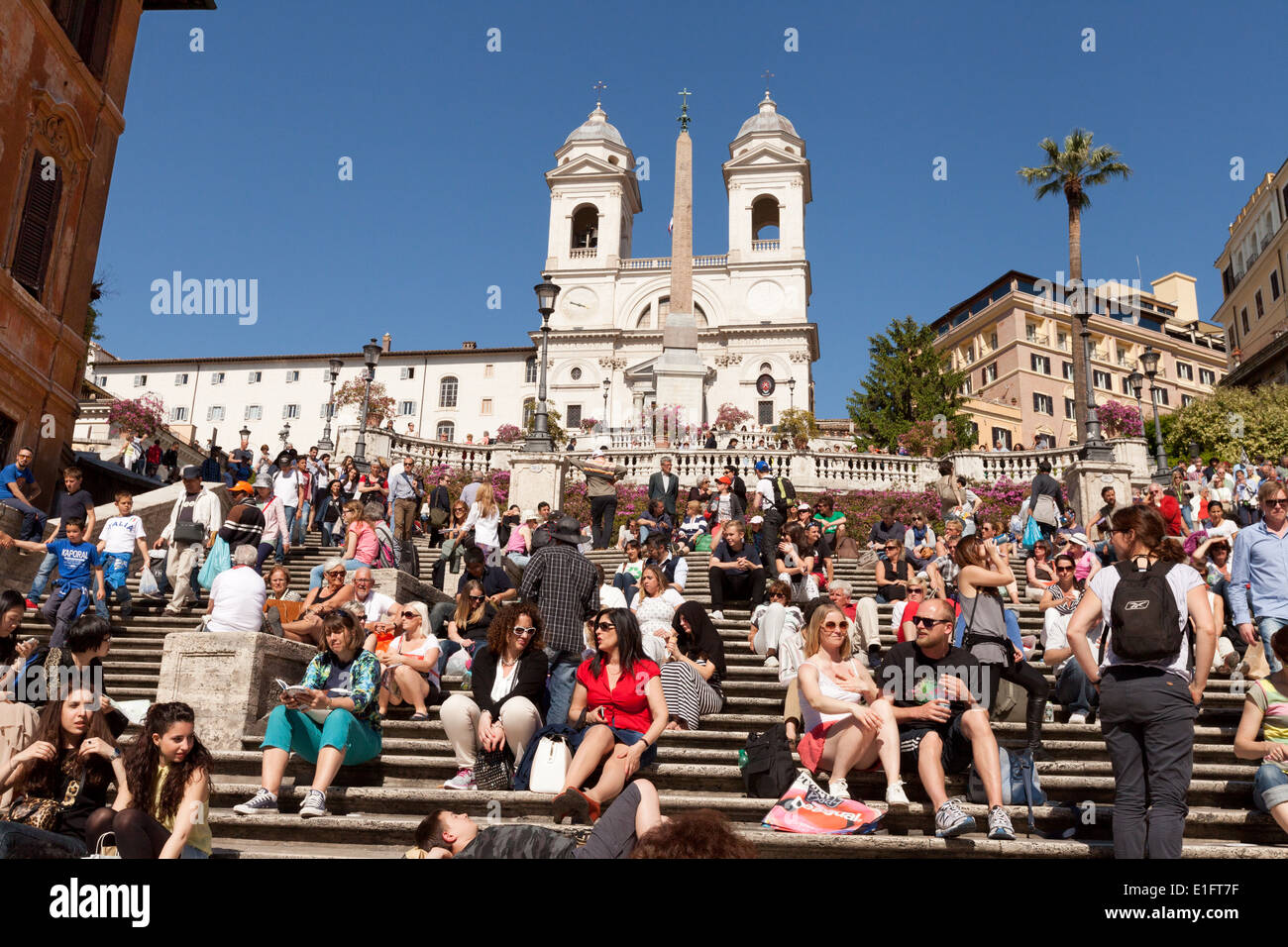 Touristen sitzen auf die spanische Treppe, Rom, Italien an einem sonnigen Frühlingstag Stockfoto