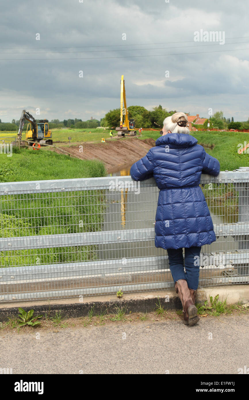 Fluss Ton, Edington, Somerset, UK 3. Juni 2014 - Einheimischen beobachten die Baggerarbeiten.  Der Umweltagentur haben nur begann der zweite Bereich der Baggerarbeiten auf den Somerset Levels, diesmal entlang dem Fluss-Ton. Einheimische sind besorgt, dass die Baggerarbeiten bis heute hinter dem Zeitplan ausgeführt wird. Die Environment Agency zielen darauf ab, 8 km von Ufer bis zum Herbst 2014 Baggern. Stockfoto