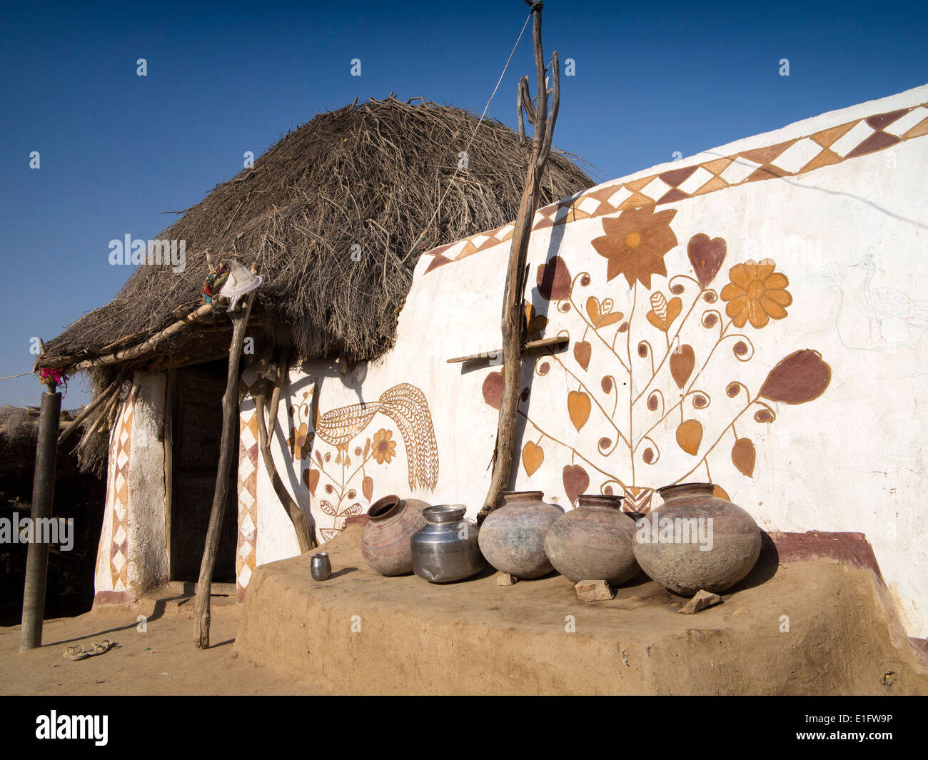 Indien, Rajasthan, Jaisalmer, Khuri Dorf Thar-Wüstenhaus Verbindung mit Keramik Wasserkrüge außerhalb Stockfoto