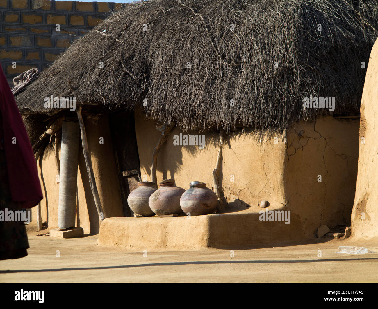 Indien, Rajasthan, Jaisalmer Khuri Dorf, strohgedeckten Thar-Wüste Traditionshaus mit Keramik Wasserkrüge außerhalb Stockfoto