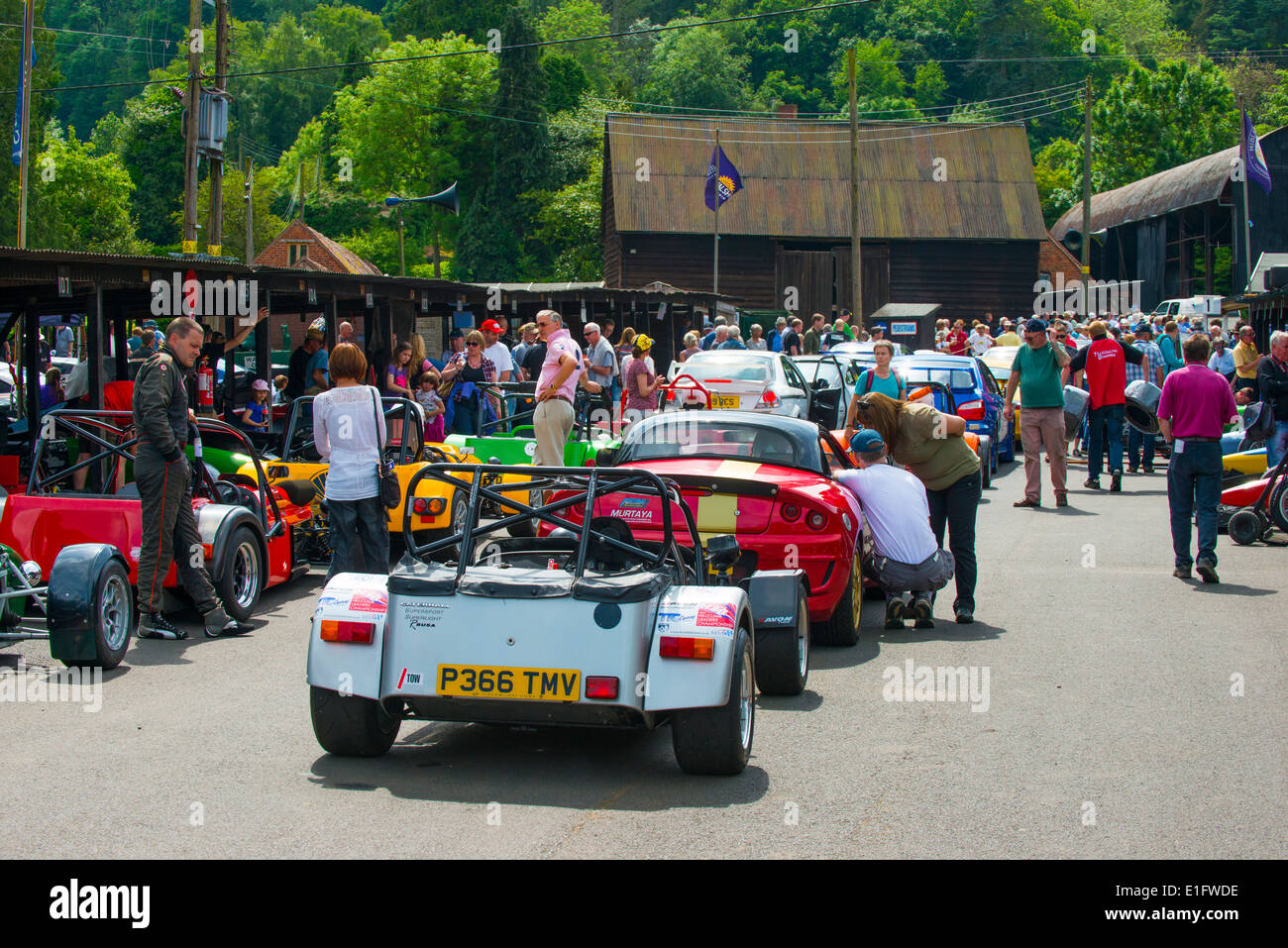 Sportwagen im Fahrerlager am Shelsley Walsh Motorsport-Hügel klettern Worcestershire England UK Stockfoto