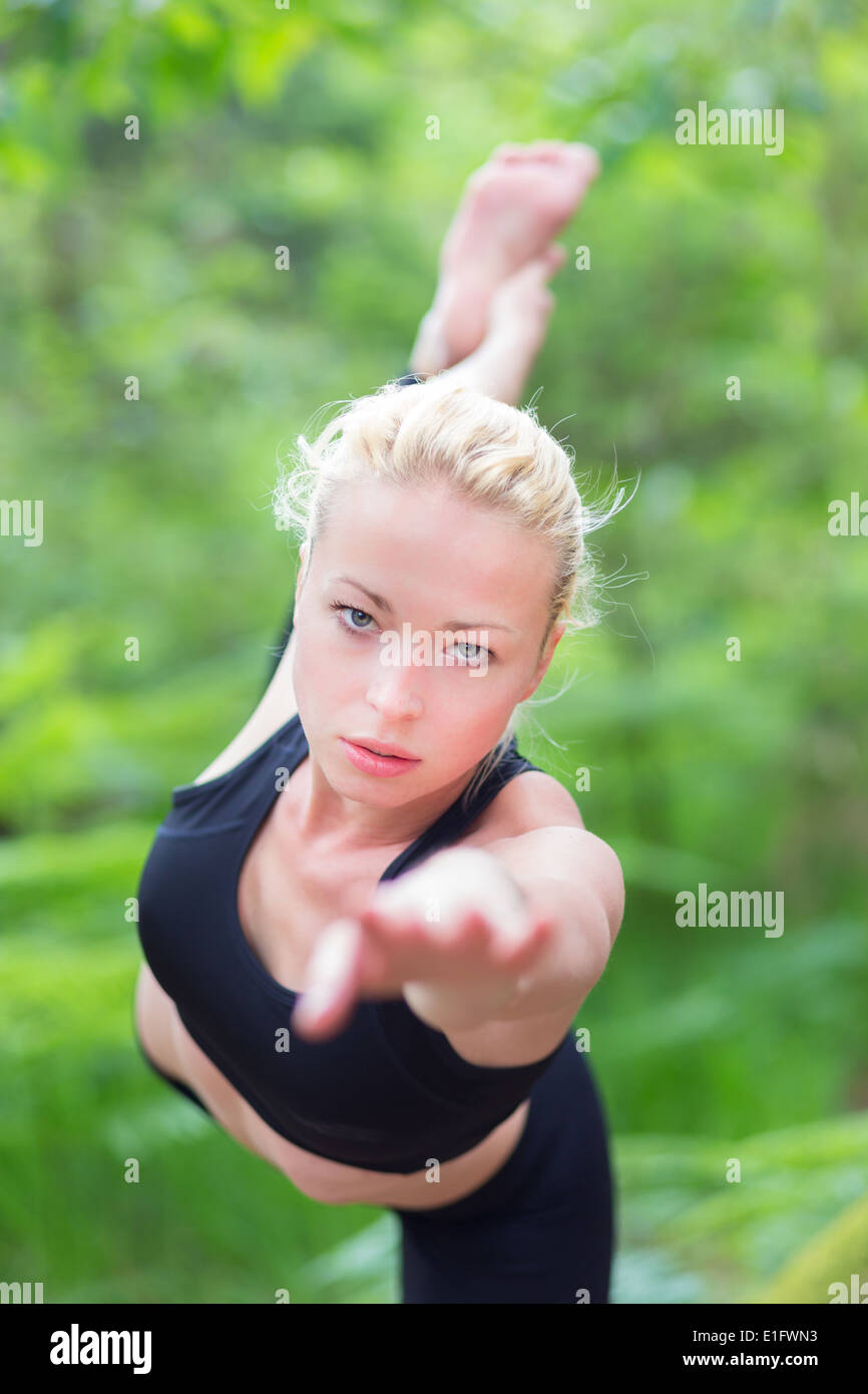 Frau praktizieren Yoga in der Natur. Stockfoto