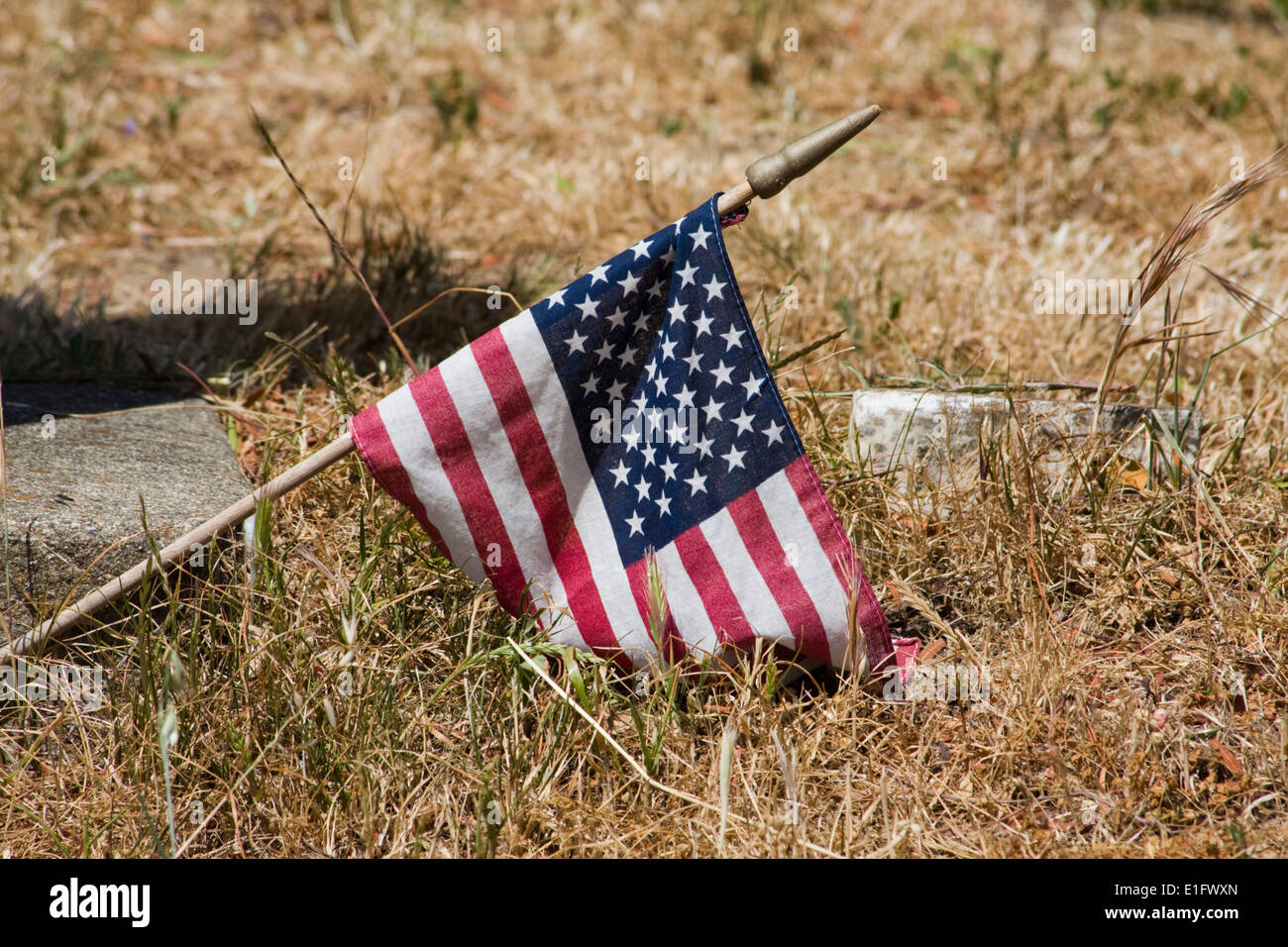 Eine amerikanische Flagge an einer Grabstätte in San Juan Bautista, Kalifornien Stockfoto
