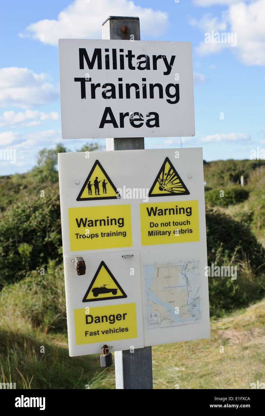 Truppenübungsplatz Warnzeichen auf Braunton Burrows in der Nähe von Saunton an der Küste von North Devon. Stockfoto