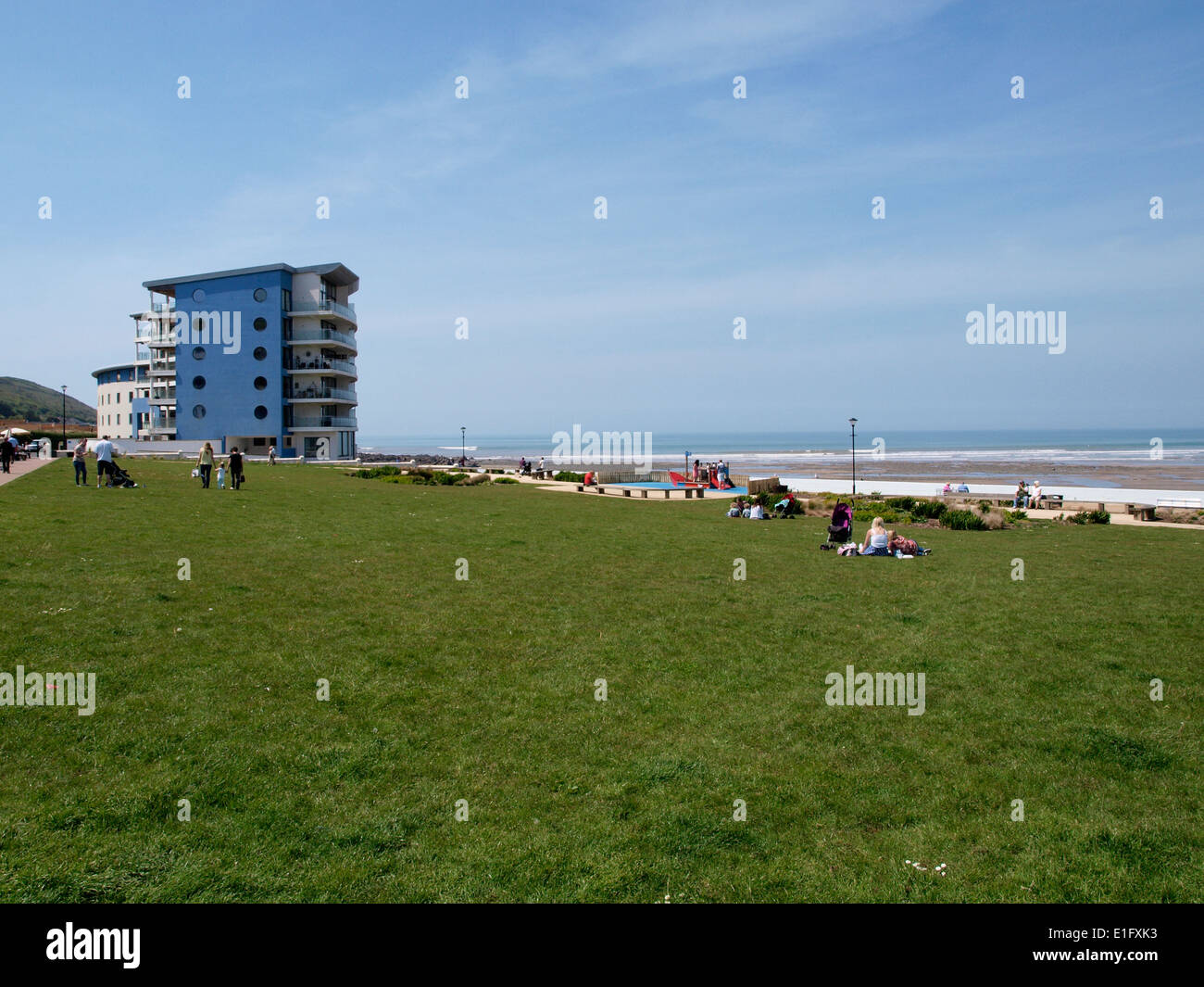 Öffentliche Wiese Picknick und Kinder Playpark entlang der Strandpromenade, Westward Ho!, Devon, UK Stockfoto
