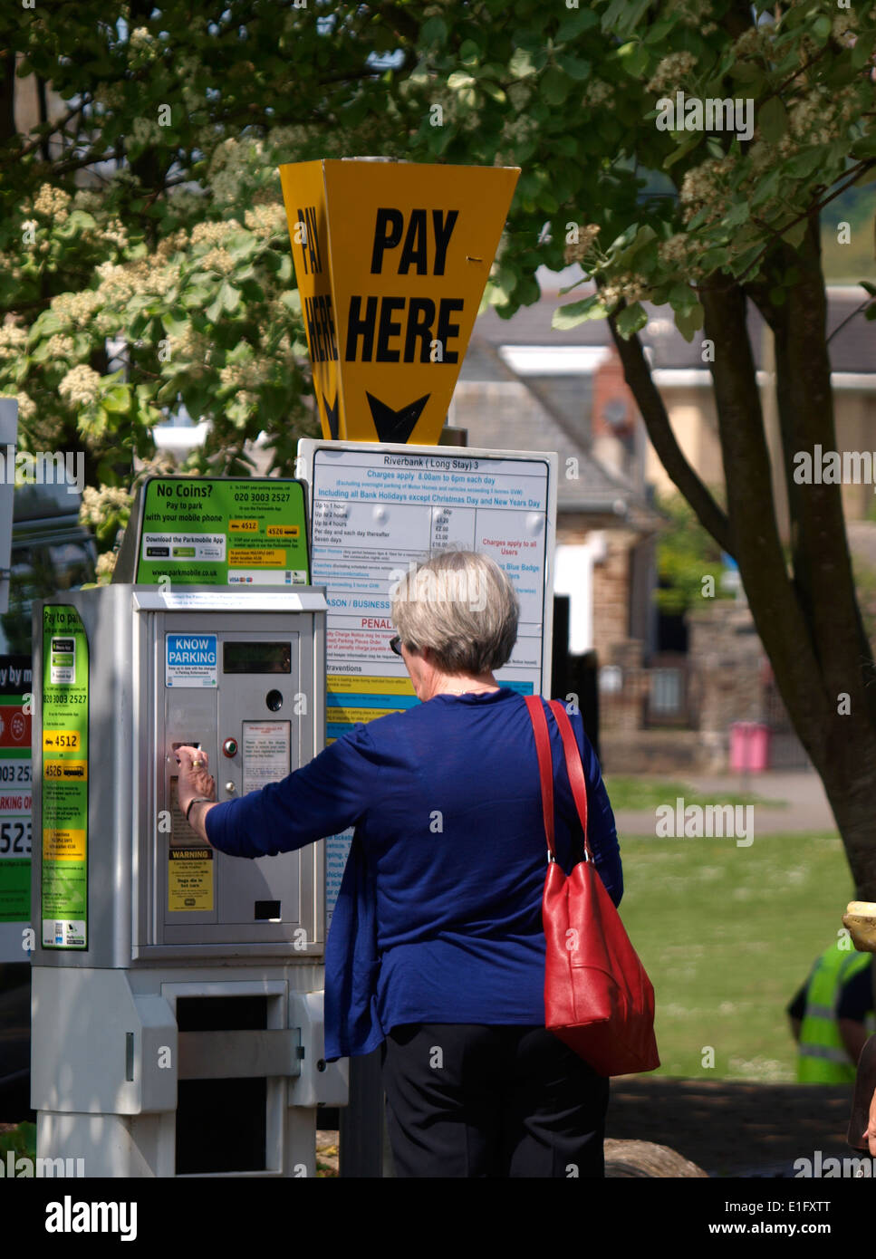 Frau Autokauf Parkschein aus Maschine, Bideford, Devon, UK Stockfoto