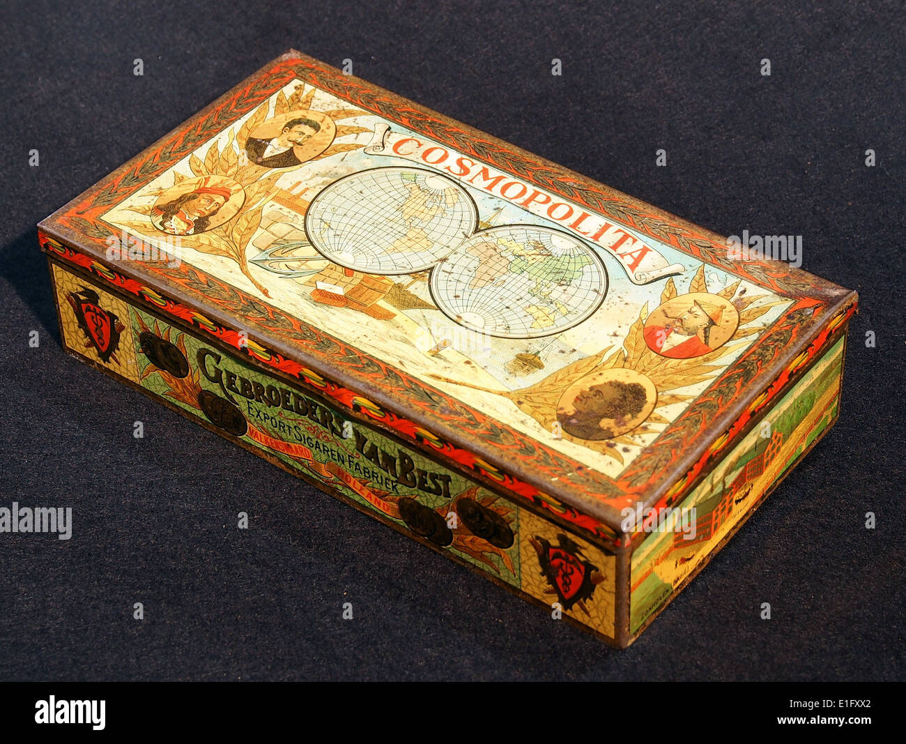Die Cosmopolita Dose, hergestellt von Gebroeders van Best, einem niederländischen Zigarrenhersteller, zeigt das Branding dieses Vintage-Produkts. Die Fabrik hat eine lange Geschichte in der niederländischen Tabakindustrie. Stockfoto