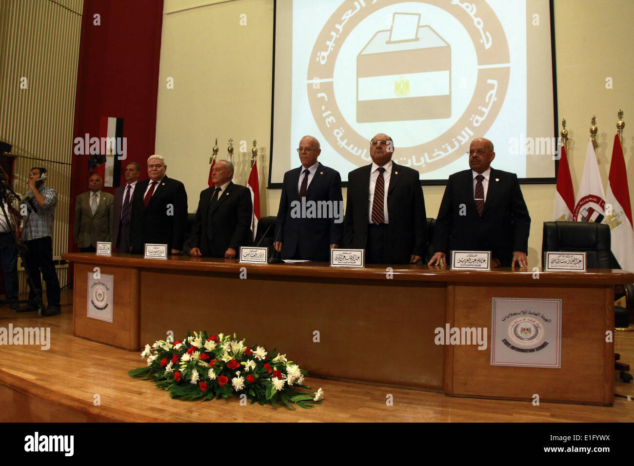 Kairo, Ägypten. 3. Juni 2014. Ägyptische Richter Anwar Rashad al-Asi (C), Leiter der Präsidentschaftswahl Kommission hält eine Pressekonferenz in der Hauptstadt Kairo am 3. Juni 2014, in der er ankündigt, dass Ex-Armee-Chef Abdel Fattah al-Sisi 96,9 Prozent der Stimmen in Ägypten die Präsidentschaftswahlen gewonnen. Sisi-Rivale Hamdeen Sabbahi gewann nur drei Prozent der Stimmen, ausgenommen ungültige Stimmzettel Credit: Mohammed Bendari/APA Images/ZUMAPRESS.com/Alamy Live News Stockfoto