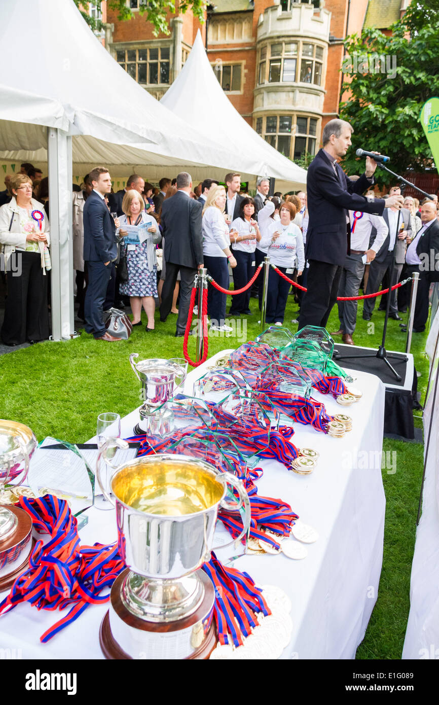 Westminster, London, UK. 3. Juni 2014. Tauziehen zwischen Abgeordneten und Lords in jährlichen Benefizspiel in Westminster, London Credit: Guy Corbishley/Alamy Live News Stockfoto