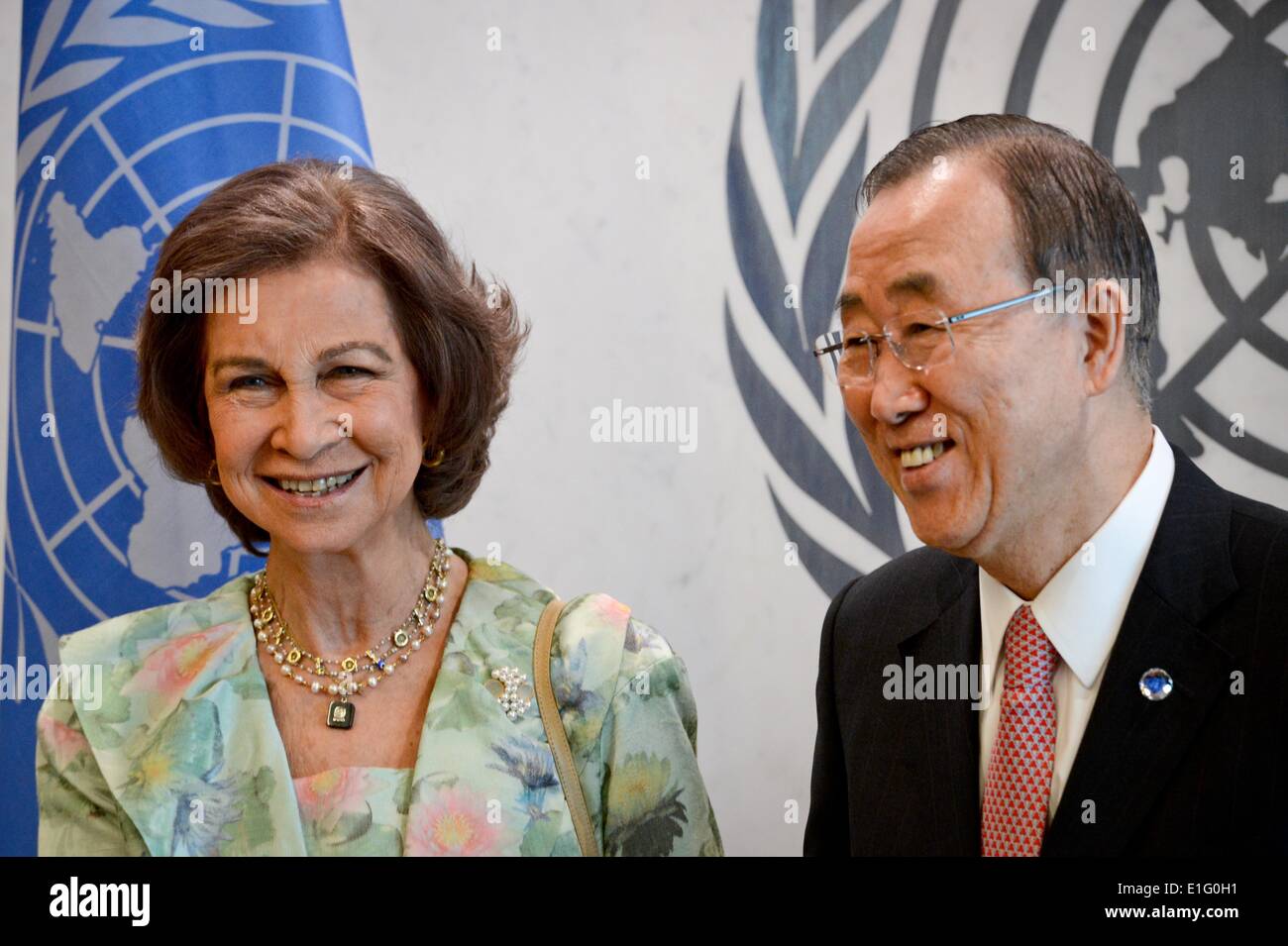 New York, USA. 3. Juni 2014. UNO-Generalsekretär Ban Ki-Moon (R) posiert für Fotos mit Königin Sofia von Spanien vor ihrem Treffen im UN-Hauptquartier in New York am 3. Juni 2014, einen Tag nach König Juan Carlos von Spanien seine Abdankung zugunsten seines Sohnes, der 46 Jahre alte Kronprinz Felipe angekündigt. Bildnachweis: Niu Xiaolei/Xinhua/Alamy Live-Nachrichten Stockfoto